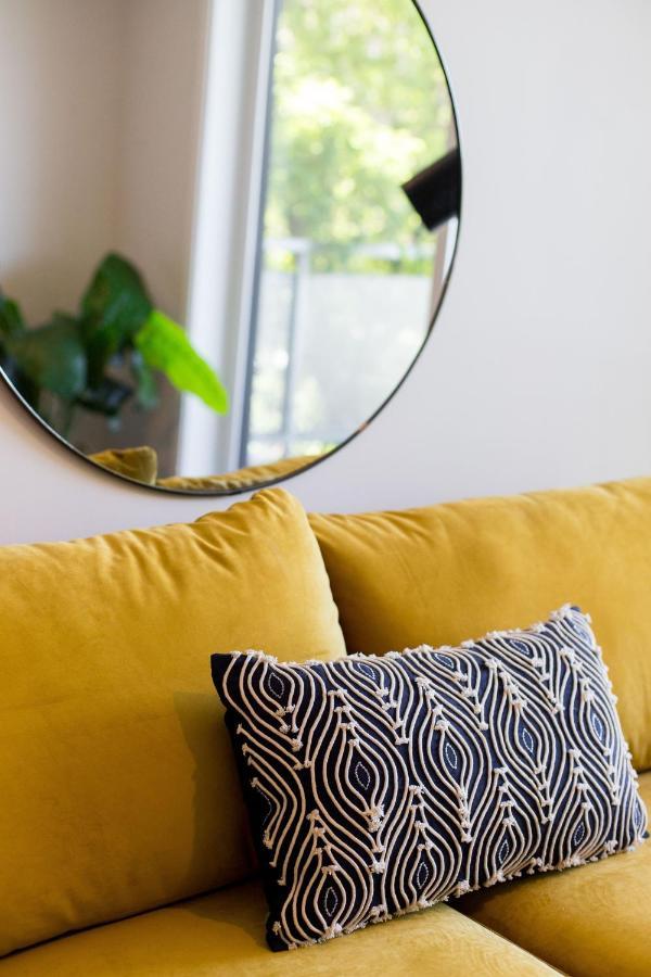 Appartement Huge & Swanky By Atwater Market By Den Stays Montréal