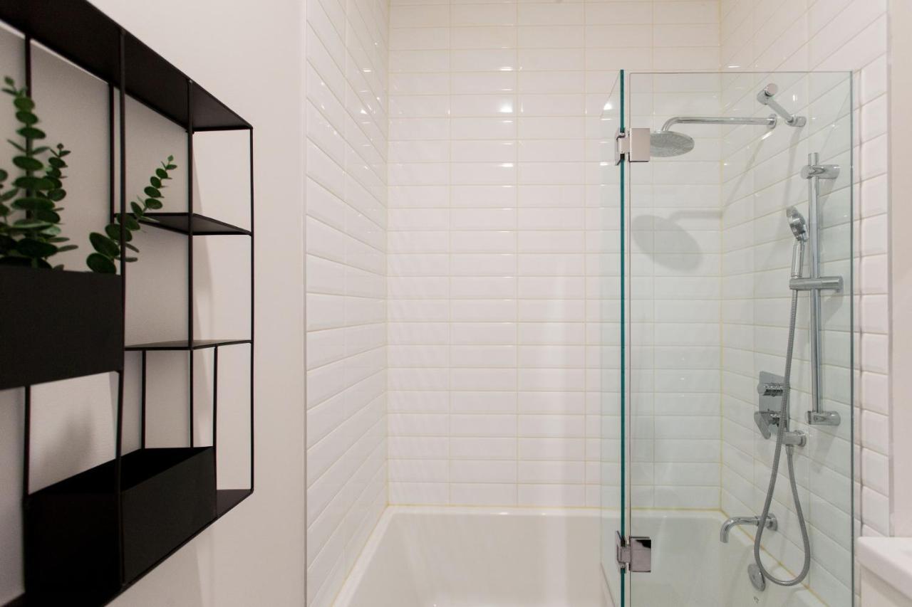 Appartement Huge & Swanky By Atwater Market By Den Stays Montréal