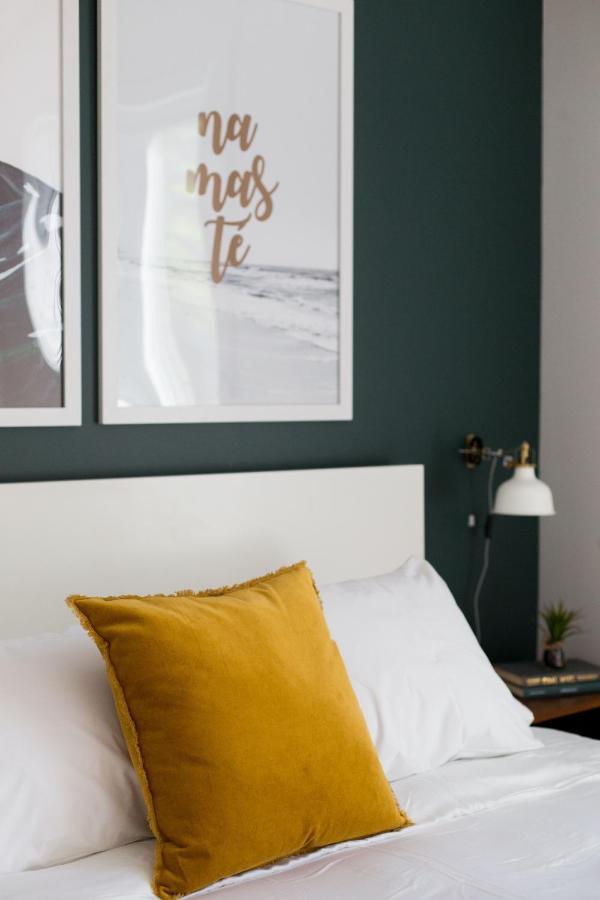 Appartement Huge & Swanky By Atwater Market By Den Stays Montréal